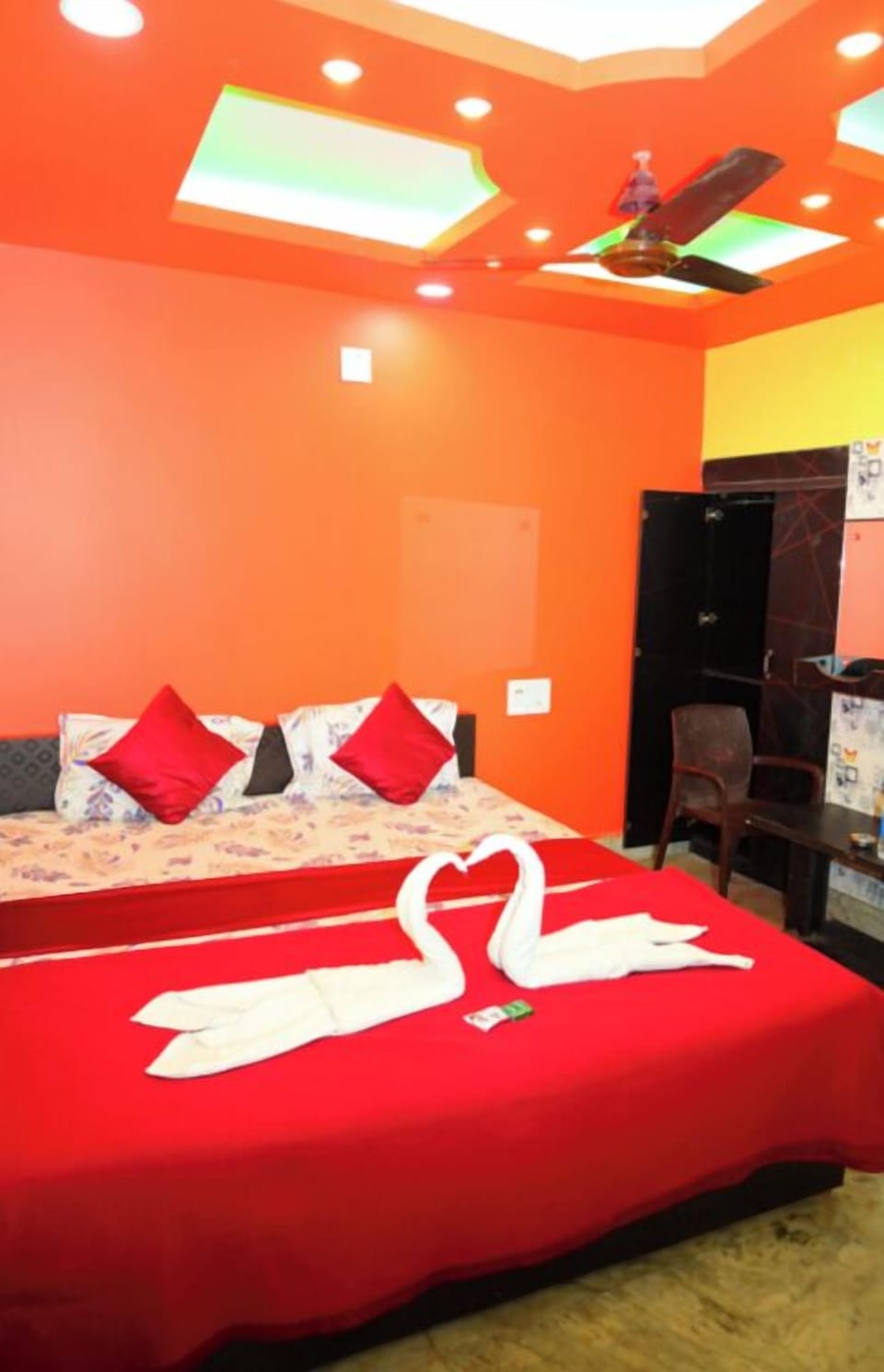 WiFi (free), bed sheets
