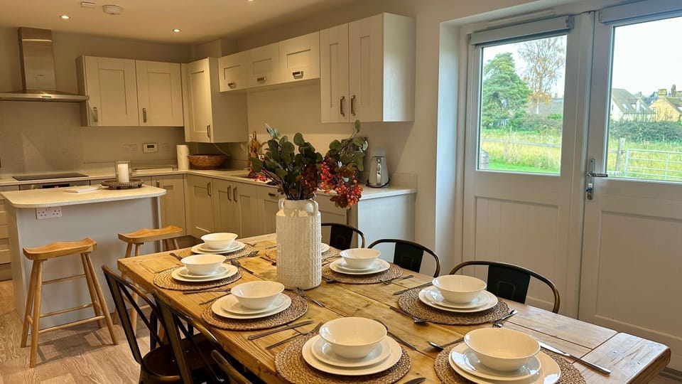 The kitchen diner at Honey Stone Cottage, Cotswolds