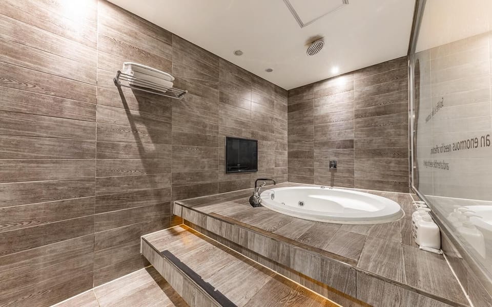 Deluxe Room | Bathroom | Hair dryer, bathrobes, slippers, bidet