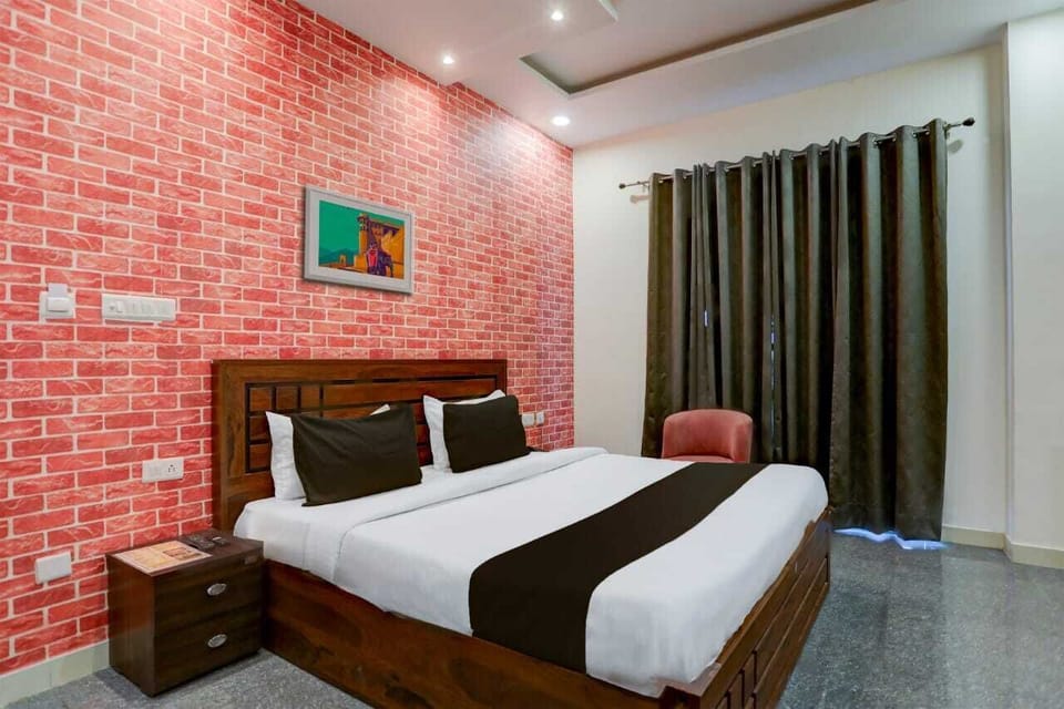 Deluxe Double Room | Living area | 32-inch LED TV with cable channels