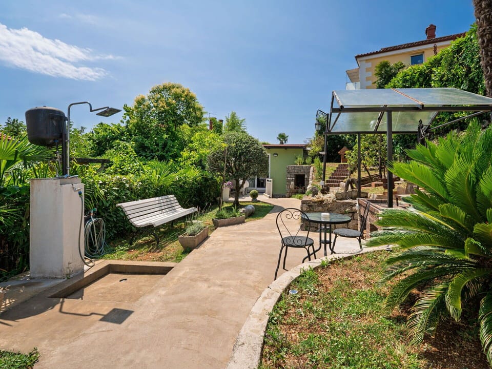 Shrub, Garden, Shade, Landscaping, Backyard, Yard, Flowerpot, Eco Hotel, Resort