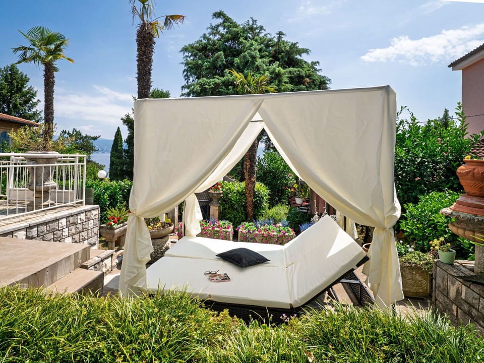 Furniture, Flowerpot, Outdoor Furniture, Shade, Garden, Cushion, Houseplant, Pillow