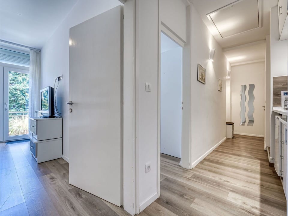 Flooring, Floor, Wood, Interior Design, Wood Flooring, Ceiling, Apartment, Laminate Flooring, Door, Home