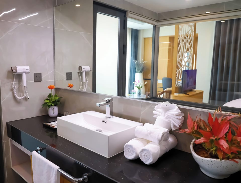 Combined shower/tub, hair dryer, slippers, towels