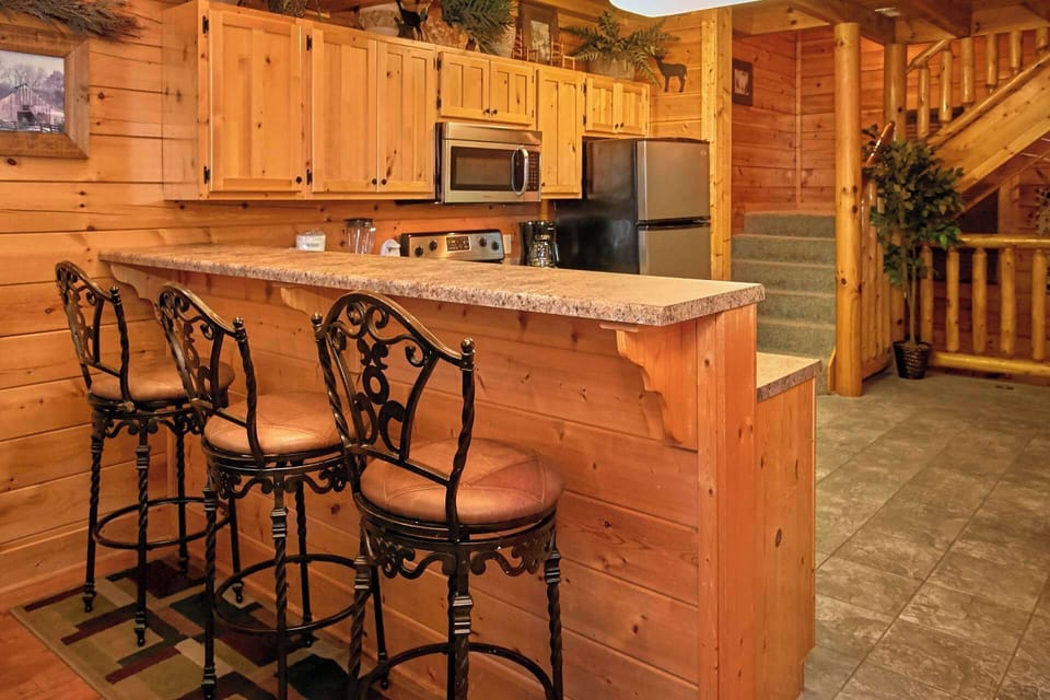 From breakfast before Dollywood to dinner after the Smokies, our fully stocked kitchen has you covered!