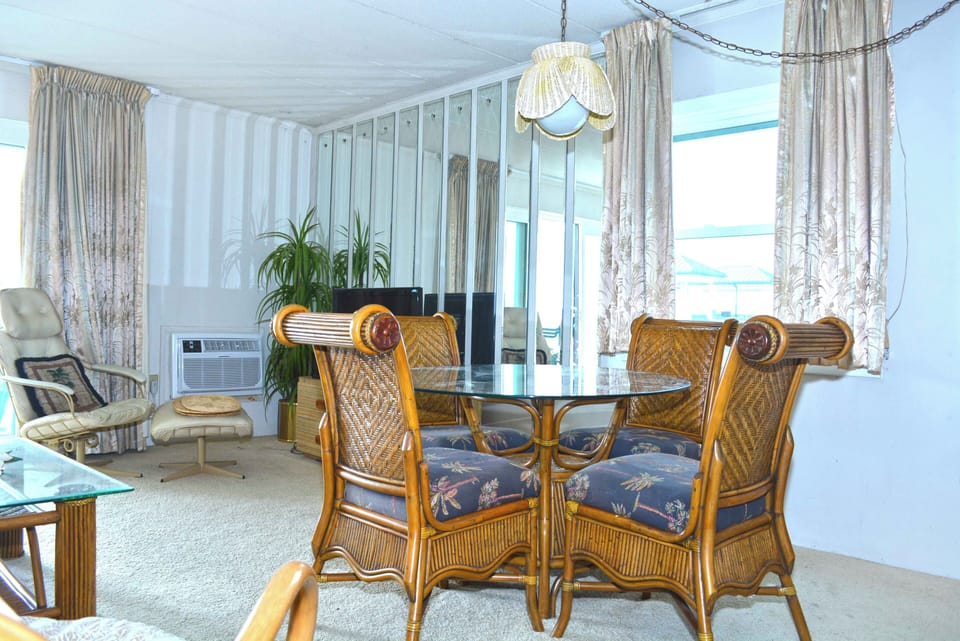 DINING-AREA-501-WEST-WINDS-OCEAN-CITY