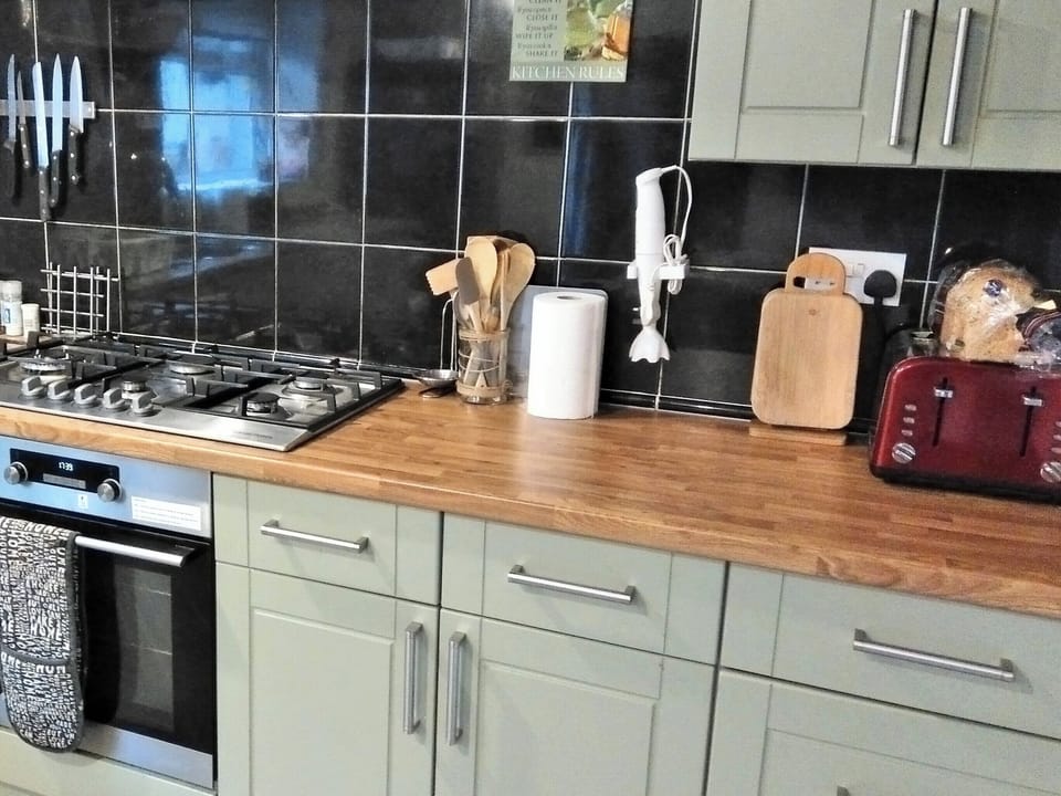 Five burners gas hob, electric oven, toaster, etc