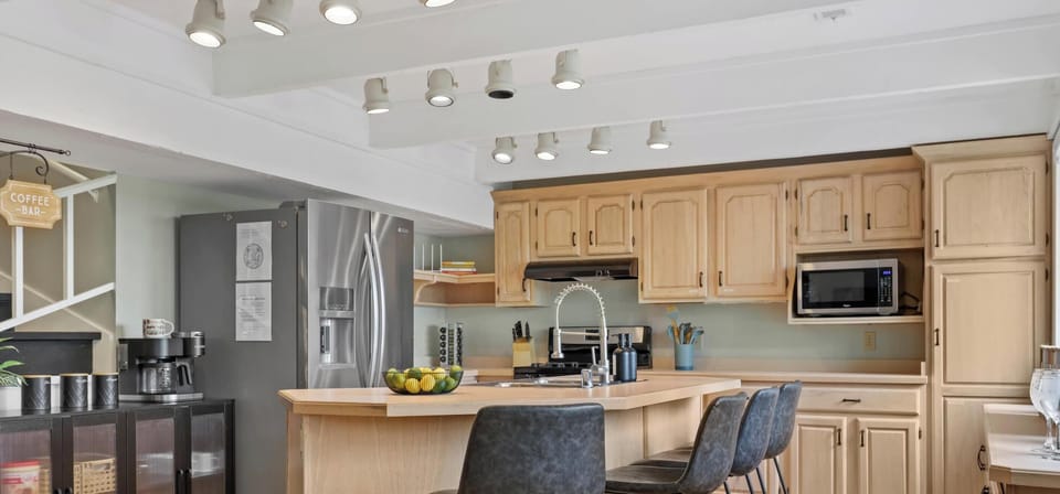 Fully equiped kitchen with dishwasher, microwave, stove and coffee machine