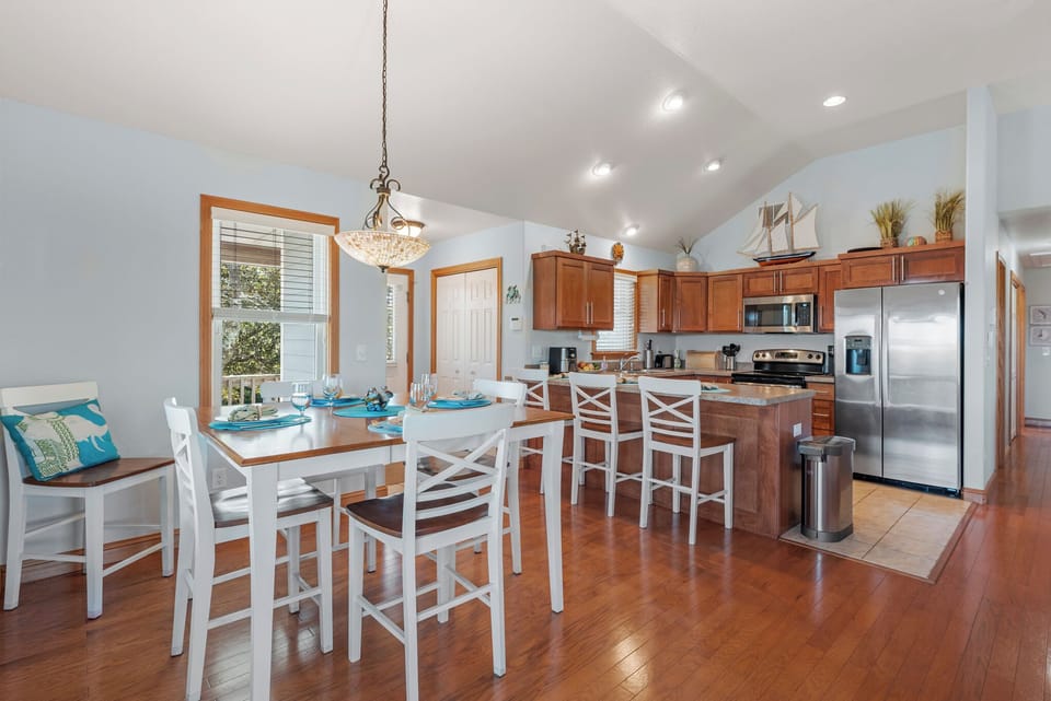 HIFR02: Reel Heaven | Dining Area and Kitchen