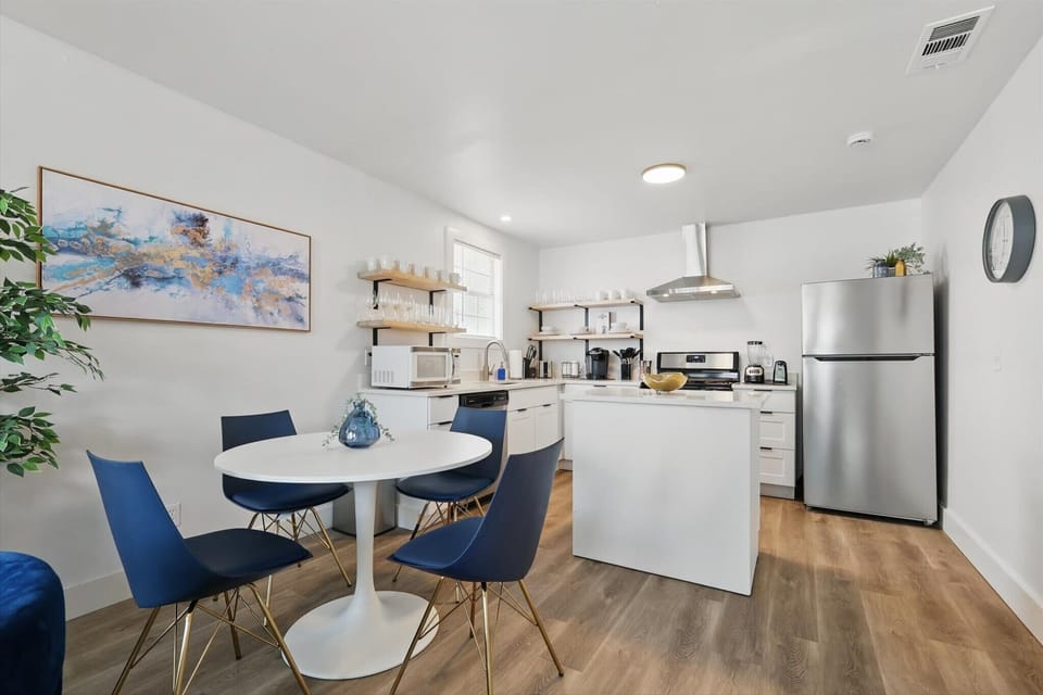 Whether you’re looking to grab a bite to eat from the kitchen or would prefer a sit-down meal, this open-concept dining and kitchen area is perfect to meet your needs!
