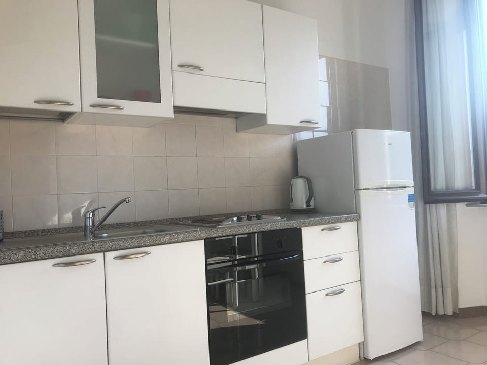 Basic Apartment | Private kitchen | Fridge, microwave, stovetop, cookware/dishes/utensils