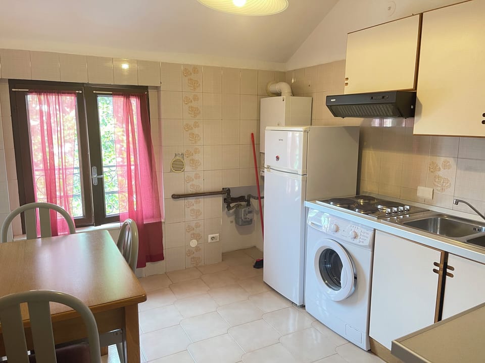 Economy Apartment | Private kitchen | Fridge, microwave, stovetop, cookware/dishes/utensils