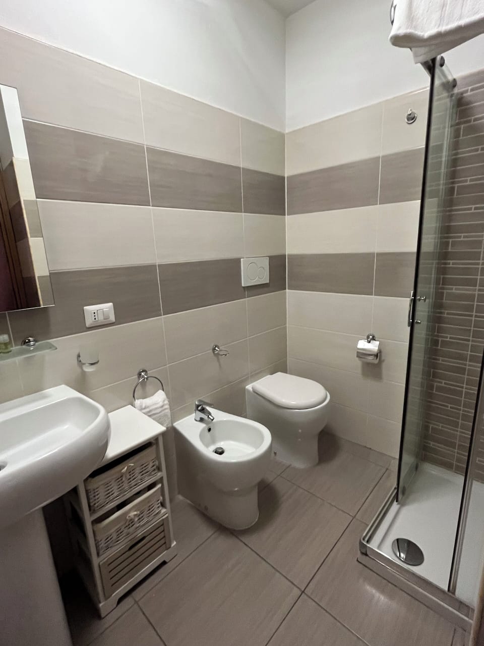 Standard Apartment, Balcony | Bathroom | Shower, hair dryer, bidet, towels