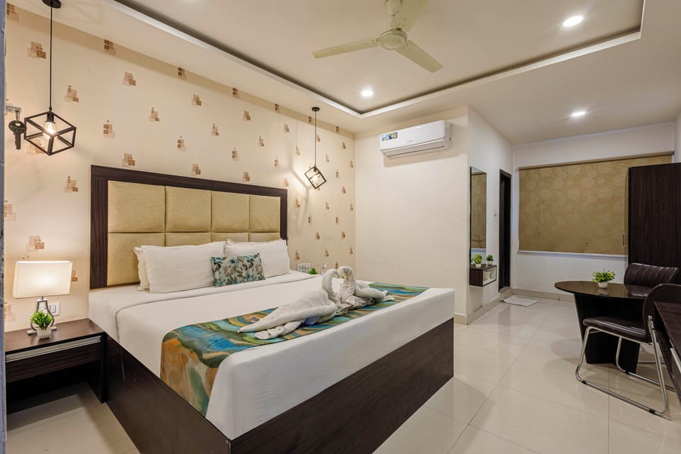 Double Room, City View | Desk, laptop workspace, soundproofing, free WiFi