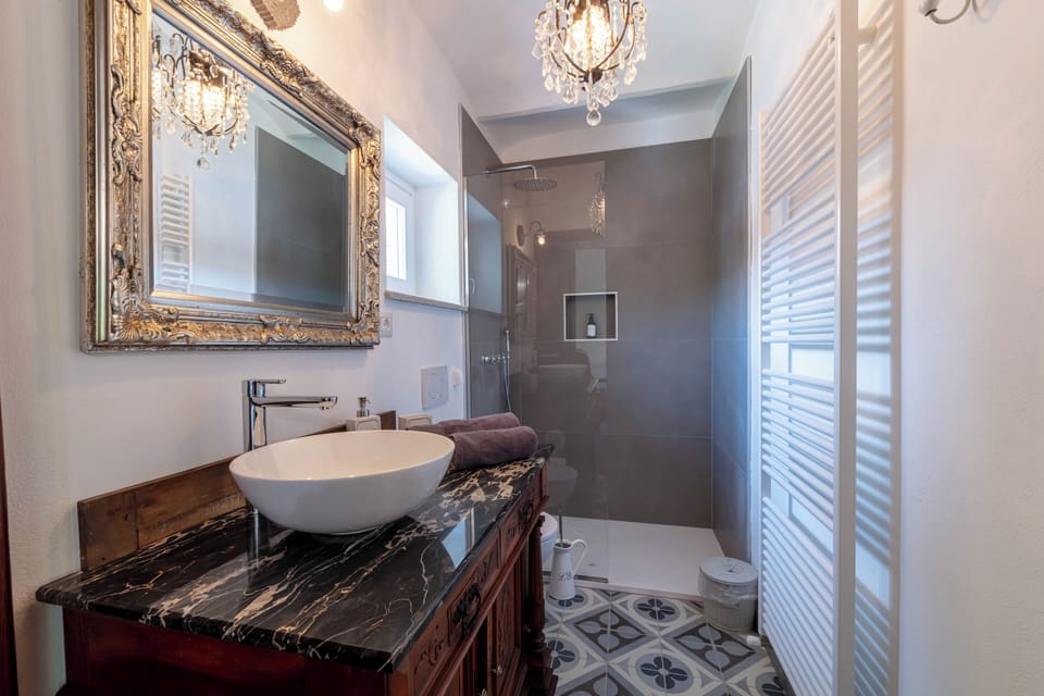 ROYAL GREEN DELUXE ROOM GARDEN VIEW | Bathroom | Shower