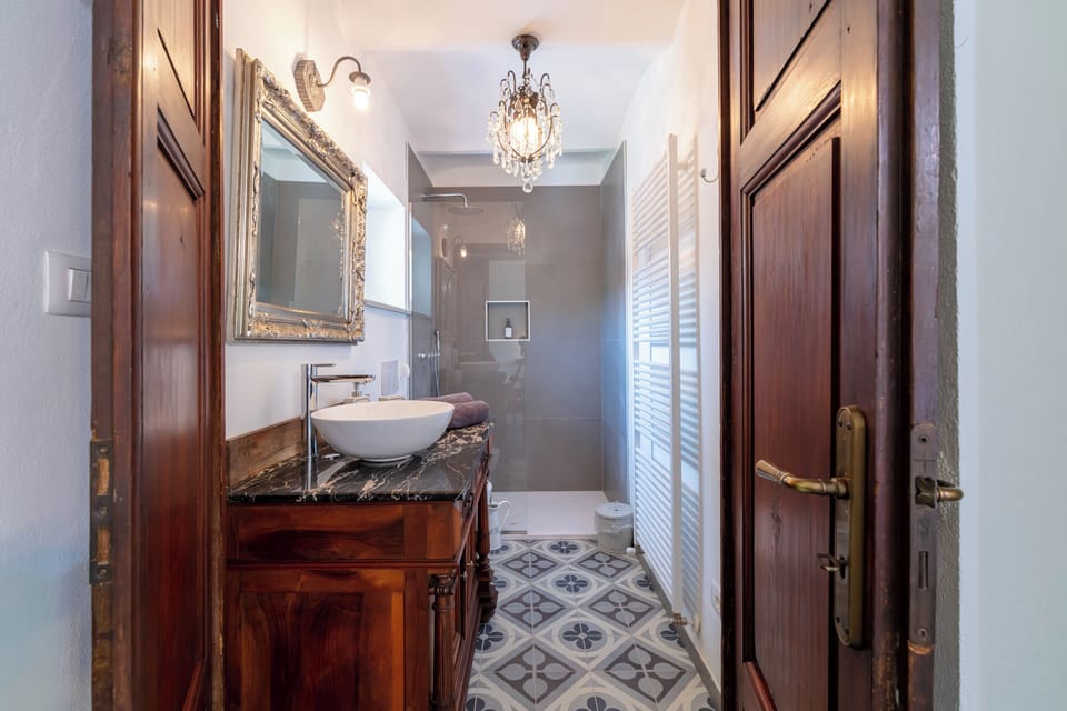 VINTAGE ROSE DELUXE ROOM GARDEN VIEW | Bathroom | Shower