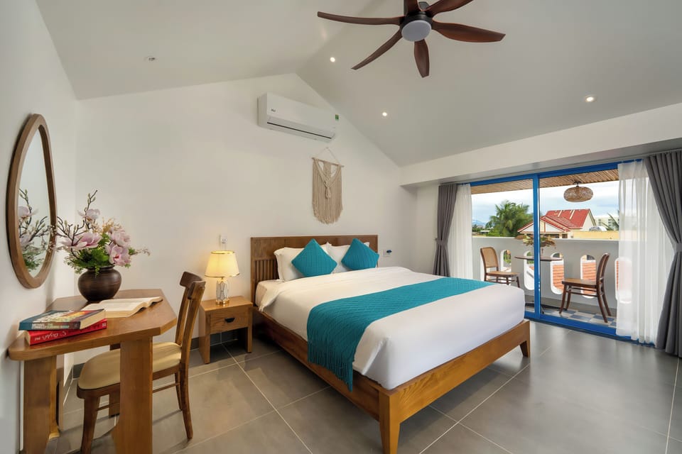 Deluxe Double Room, 1 King Bed, Partial Ocean View | Minibar, in-room safe, desk, laptop workspace