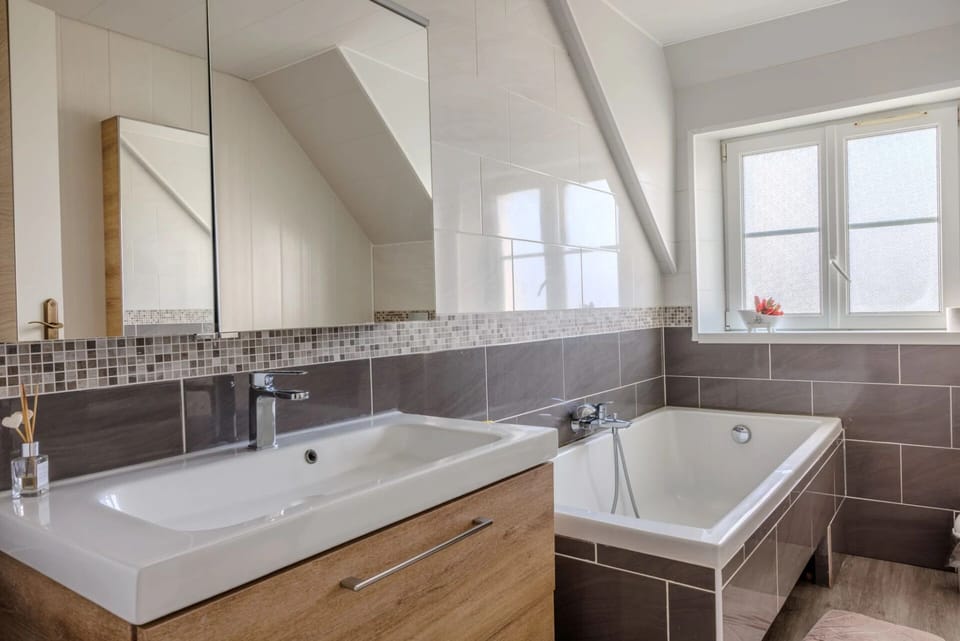 Basic Double Room, Garden View | Bathroom