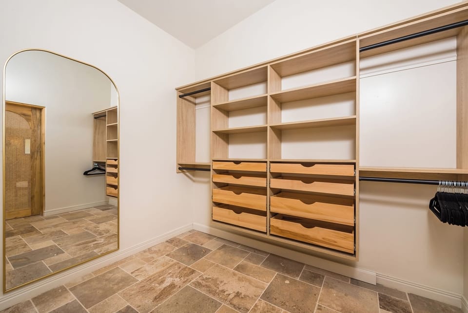 Master closet 