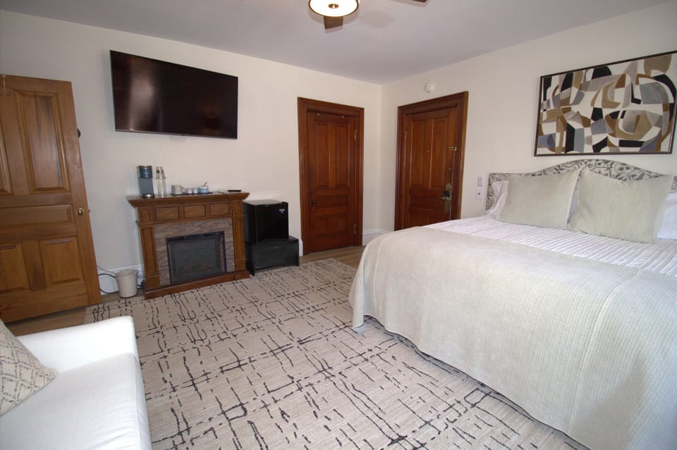 Premium Suite | Premium bedding, pillowtop beds, WiFi (free), bed sheets