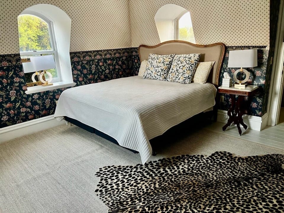 Premium Single Room, 1 King Bed | Premium bedding, pillowtop beds, WiFi (free), bed sheets