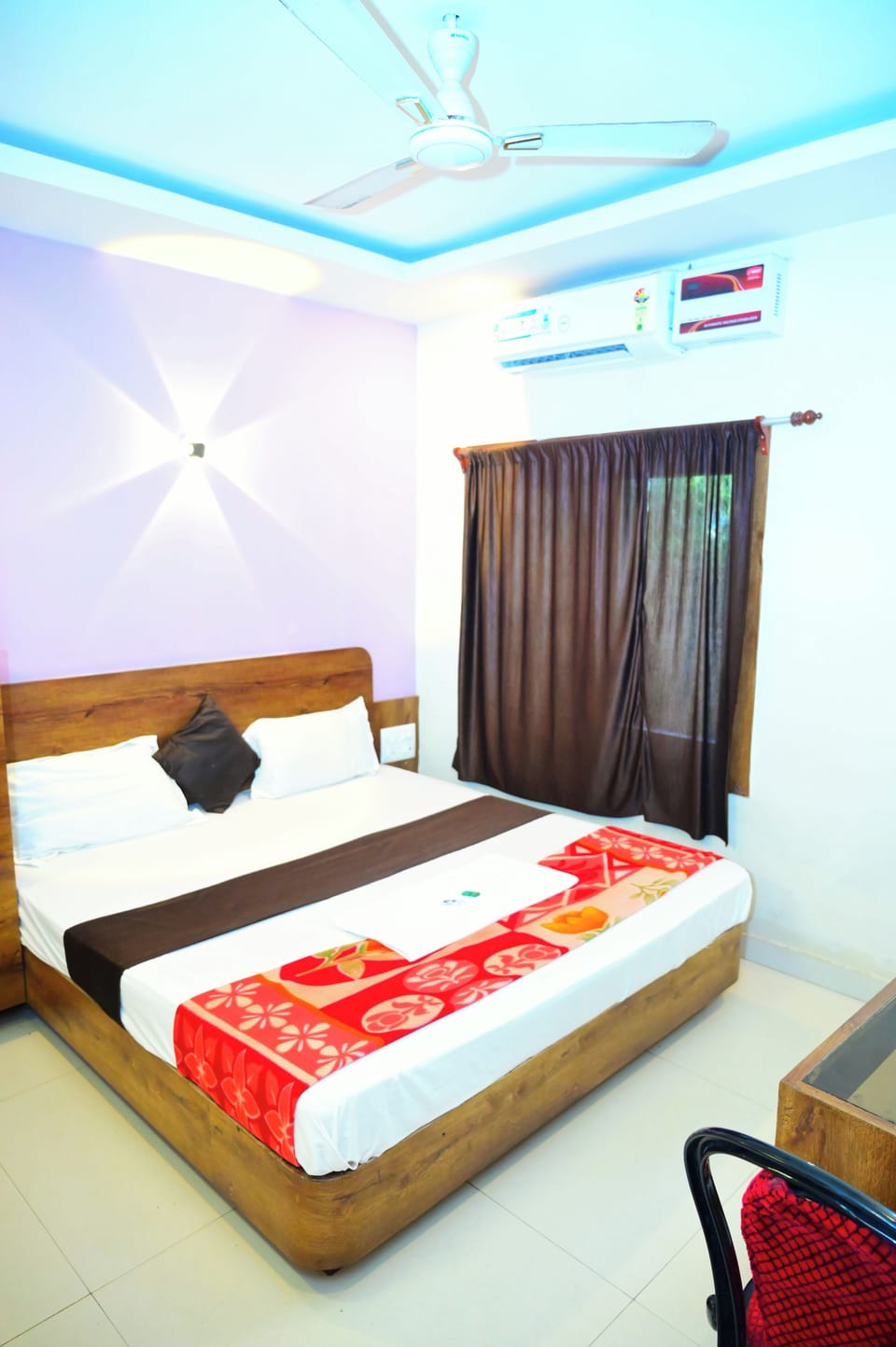 Desk, WiFi (free), bed sheets