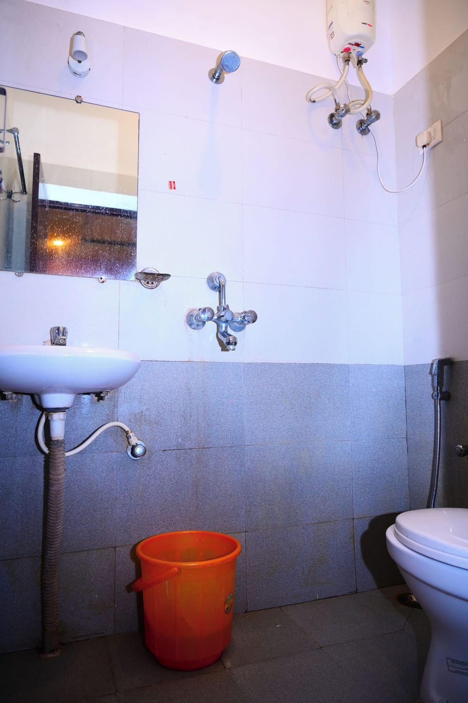 Deluxe Double Room | Bathroom | Shower, rainfall showerhead, towels, soap