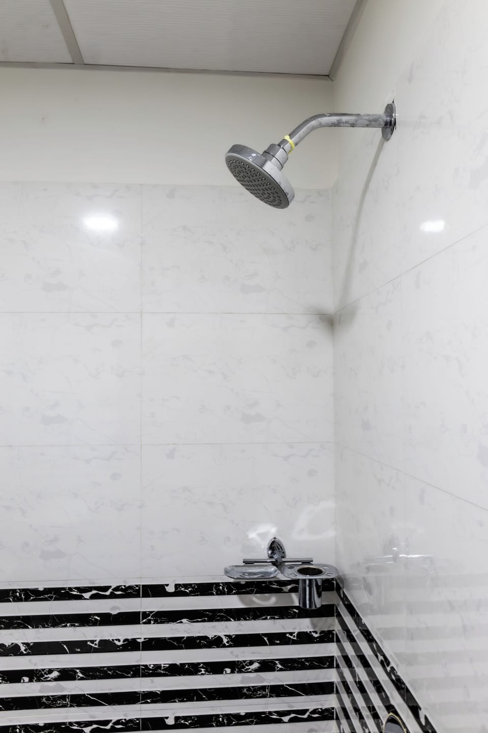 Shower, rainfall showerhead, free toiletries, towels
