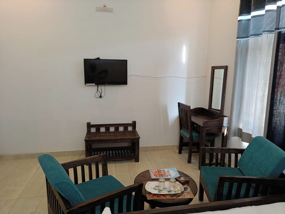 Superior Double Room | Living area | TV