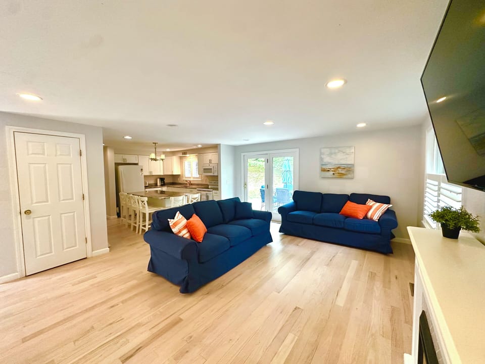 Freshly updated: new kitchen, new sofas, refinished floors, seats 12 comfortably