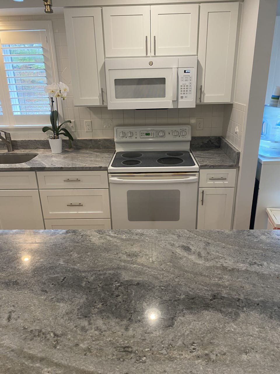 Cook with ease—full kitchen incl. deep sink for lobster pots & more.
