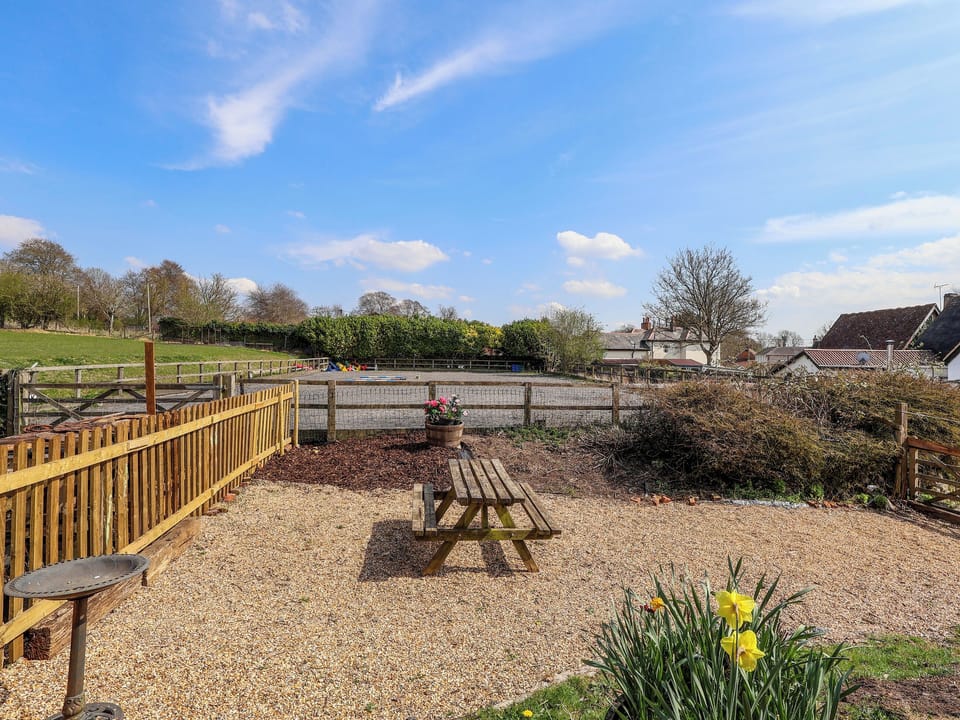 Sitting-out-area | The Old Tack Room - Hoopers Holidays, Tilshead