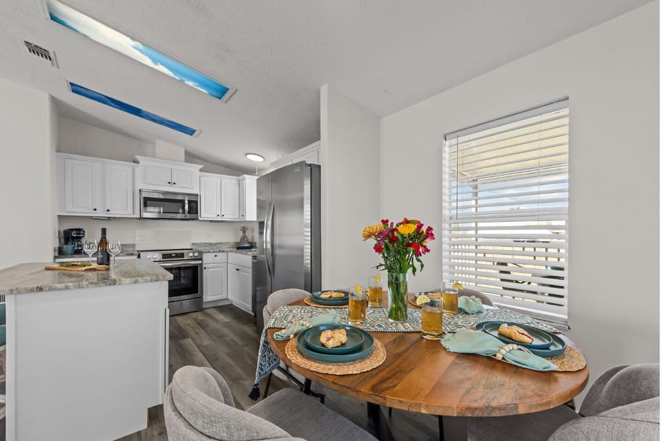 An open, sun-filled space ideal for casual brunches and home-cooked favorites.