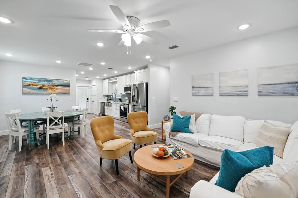 After a long day at beach-relax with your group in the spacious/cozy living room