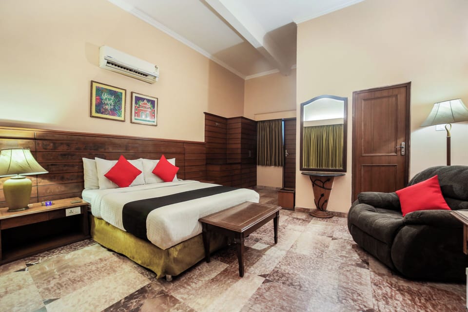 Deluxe Double Room, Courtyard View | Desk, laptop workspace, iron/ironing board, free WiFi