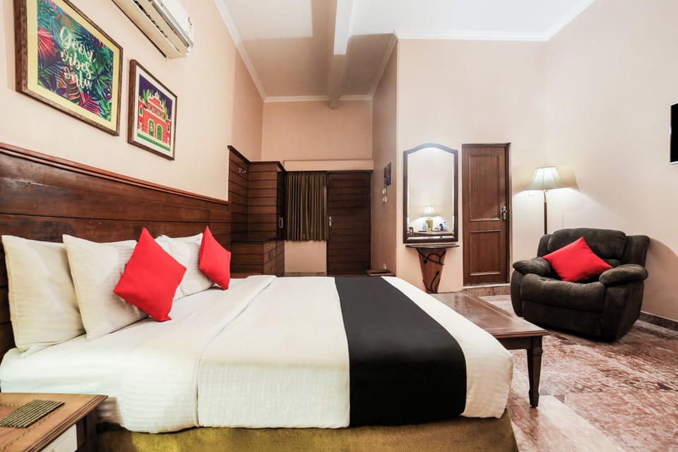 Deluxe Double Room, Courtyard View | Desk, laptop workspace, iron/ironing board, free WiFi
