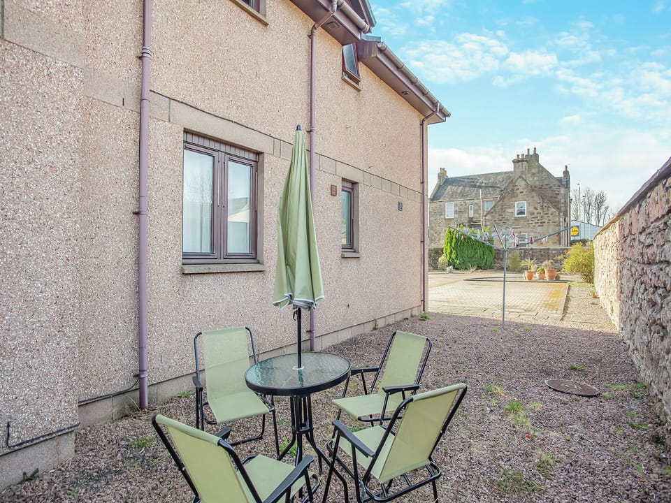 Sitting-out-area | Failte Luxury Apartment, Inverness