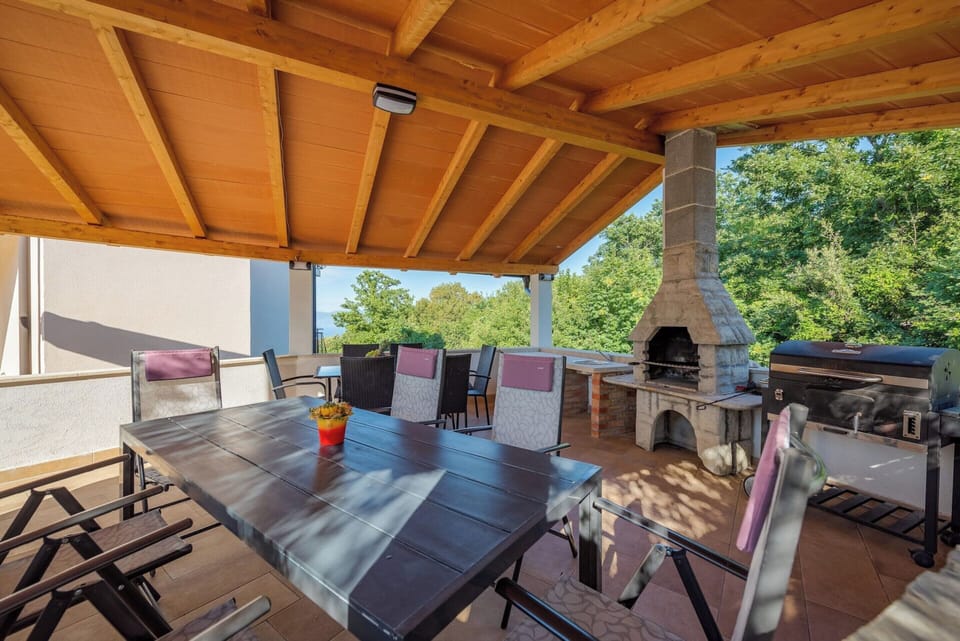 Apartment | Outdoor dining