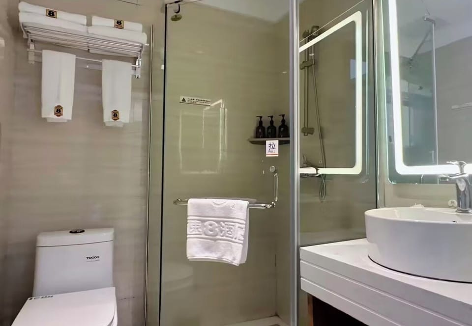 Basic Double Room | Bathroom | Shower, rainfall showerhead, free toiletries, hair dryer
