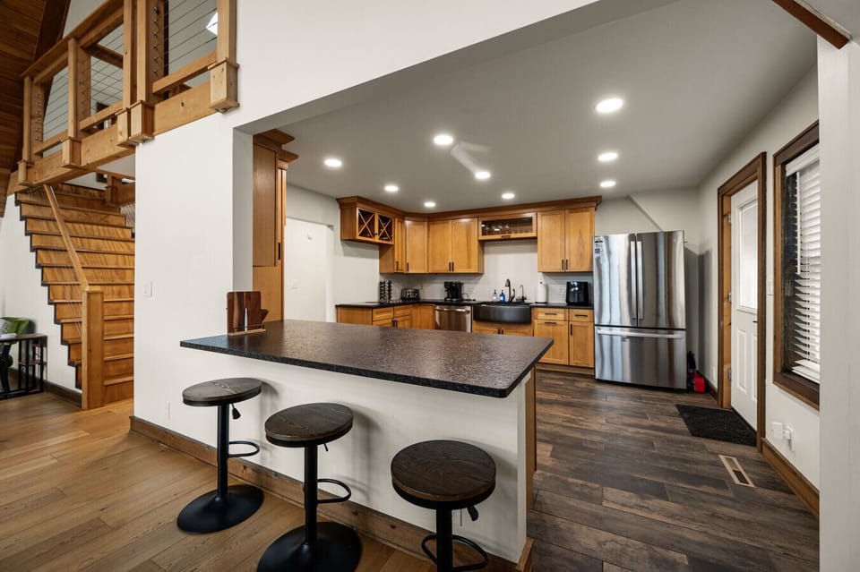 Full Kitchen | Stainless Steel Appliances