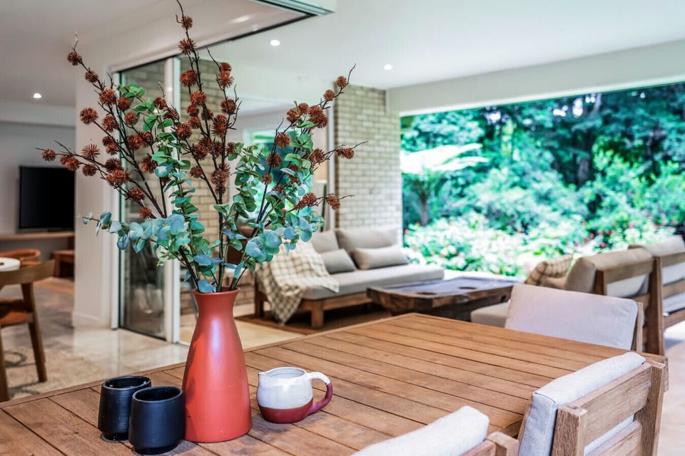 Outdoor dining and lounge