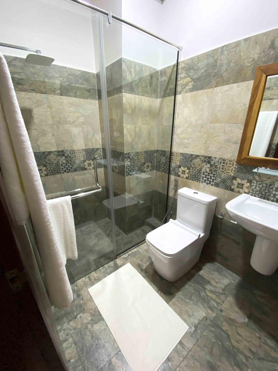 Deluxe Double Room, Balcony | Bathroom | Shower, free toiletries, towels, soap