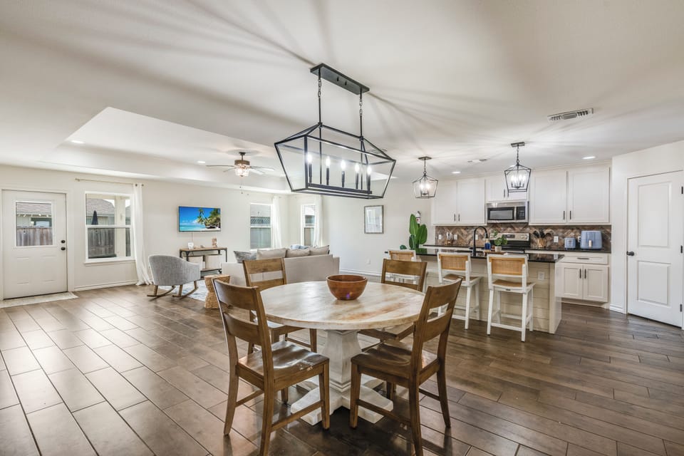 Share a meal, share a moment! A cozy dining space perfect for family breakfasts, intimate dinners, or celebrations. 🏡🍽️