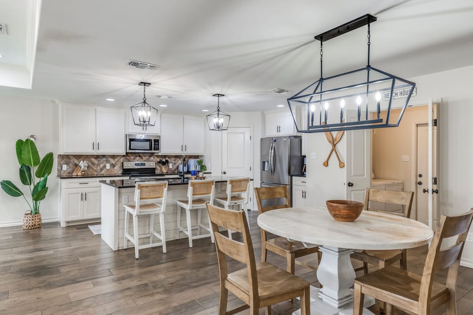 Gather around the table and enjoy delicious meals in a warm, inviting dining space perfect for laughter, conversation, and good food. 🍷🍴