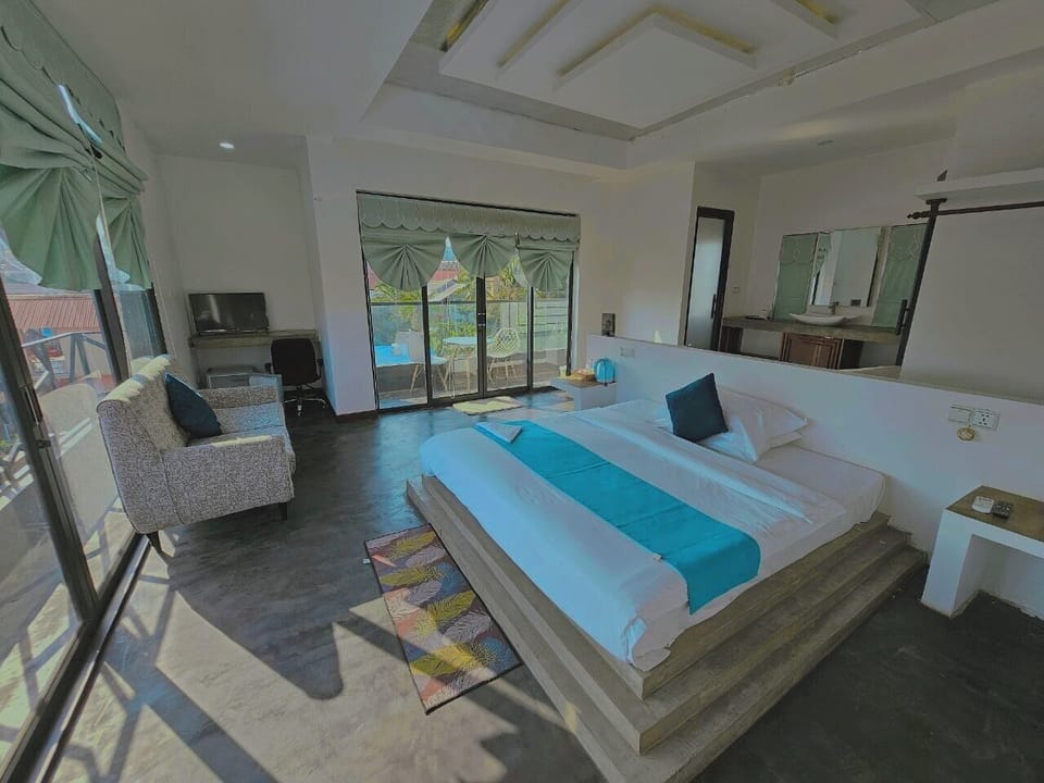Deluxe King Room with Balcony | Egyptian cotton sheets, premium bedding, WiFi (free), bed sheets