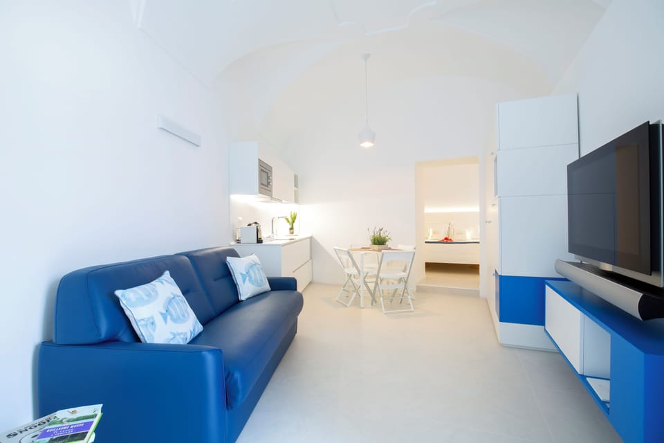 Deluxe Apartment, City View | Living area | 42-inch Smart TV with satellite channels