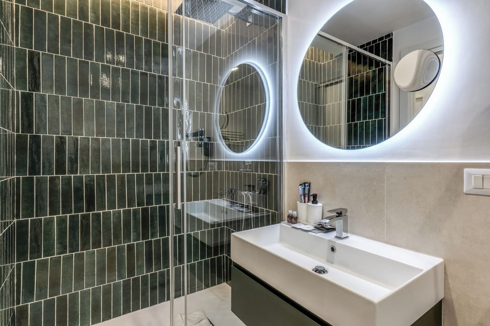 Shower, hair dryer, slippers, bidet