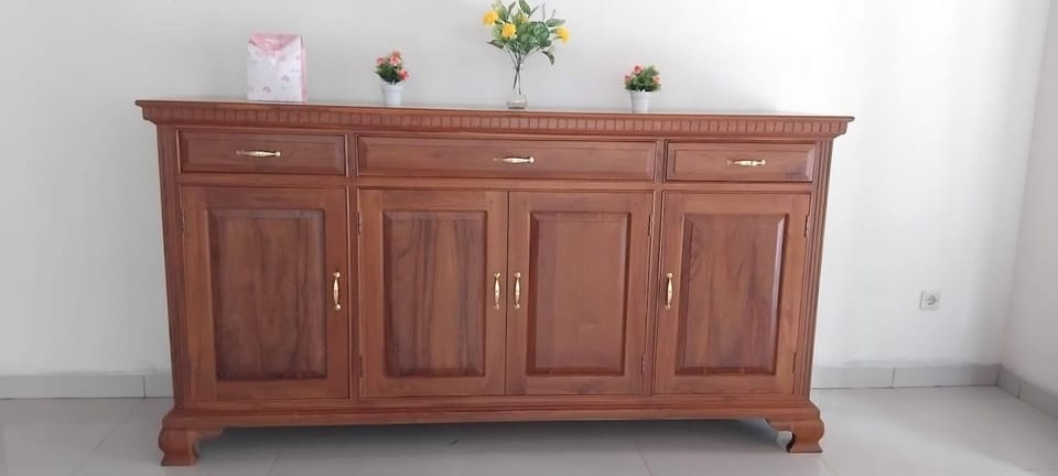 Deluxe Double Room, Air conditioning | Living area | 32-inch Smart TV with digital channels, Netflix, books
