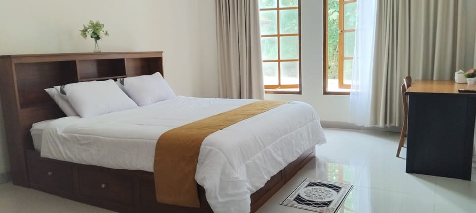 Desk, laptop workspace, free WiFi, bed sheets