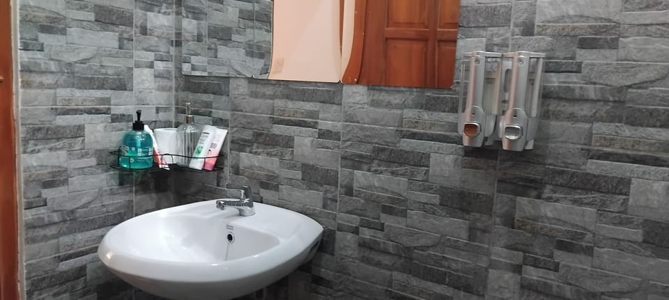 Deluxe Double Room, Air conditioning | Bathroom | Shower, rainfall showerhead, free toiletries, slippers